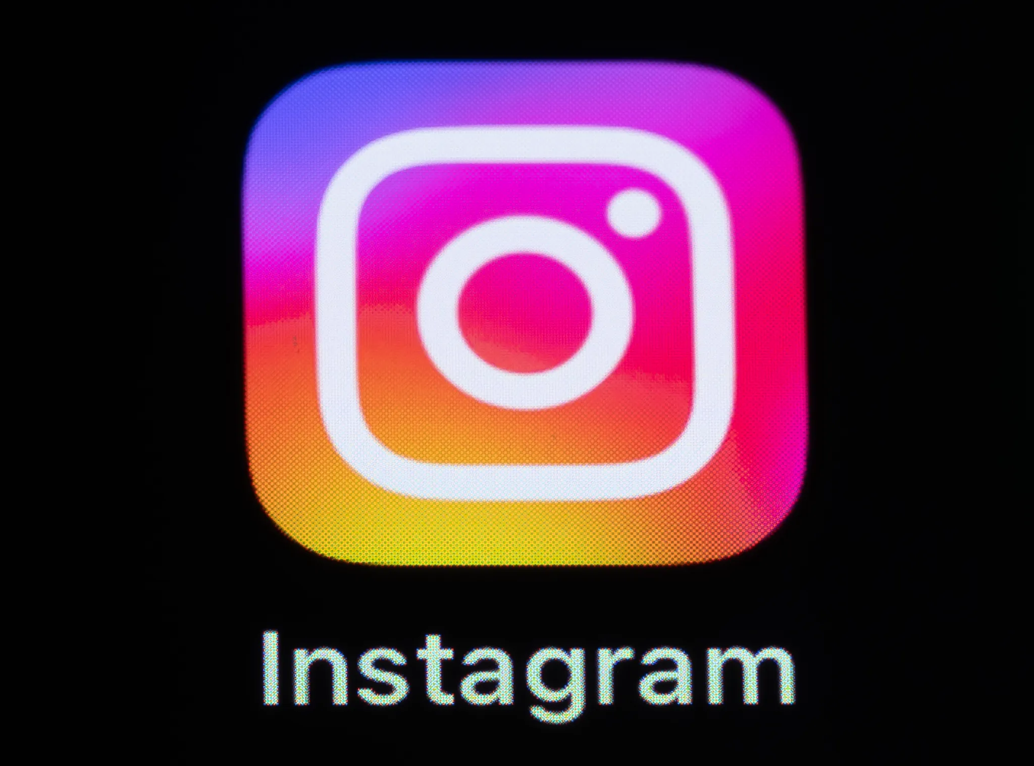 Instagram Head Adam Mosseri Reaffirms No Microphone Use, Citing AI's Data Power
